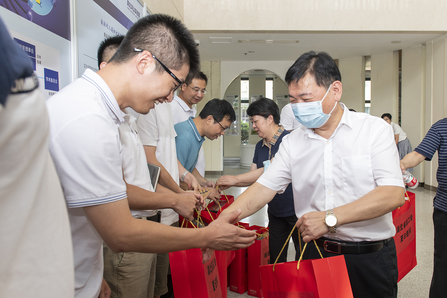 “送健康、送清凉” 省总工会省科教文卫体工会慰问洪山实验室一线科技工作者